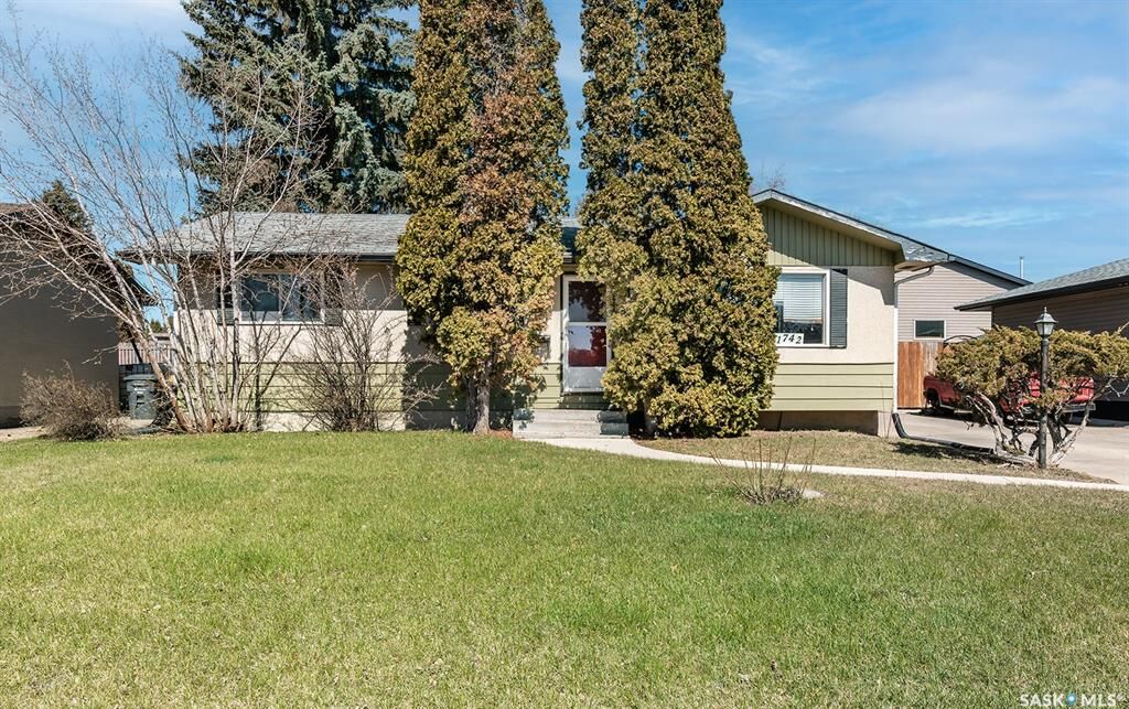 Property Photo:  1742 Richardson Road  SK S7L 4B5 