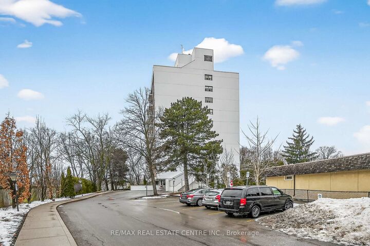 Property Photo: 212 Kerr Street 702 ON L6K 3B1