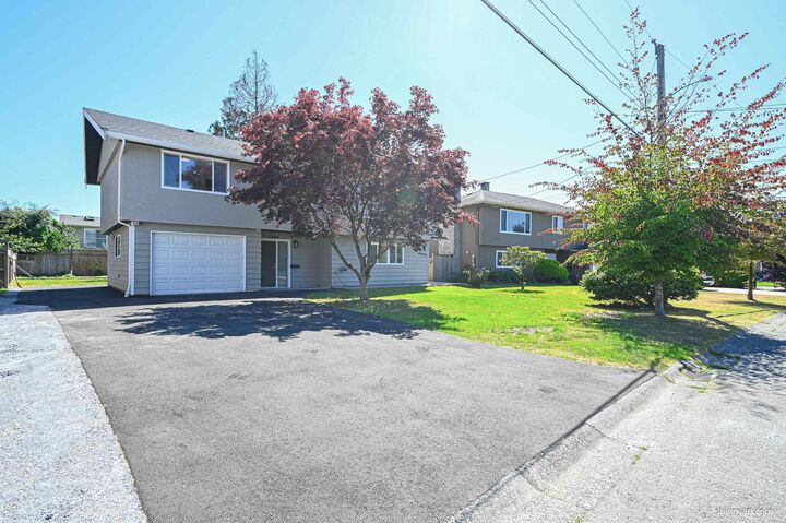5546 Maple Crescent — photo 1