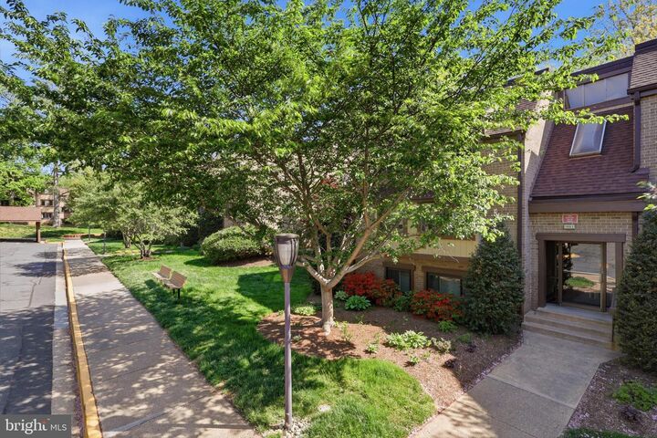 Property Photo:  1637 Parkcrest Circle 8E/300  VA 20190 