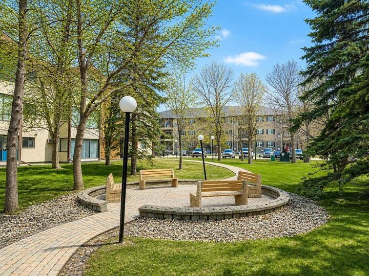 Property Photo:  693 St Anne'S Road  MB R2N 3T6 