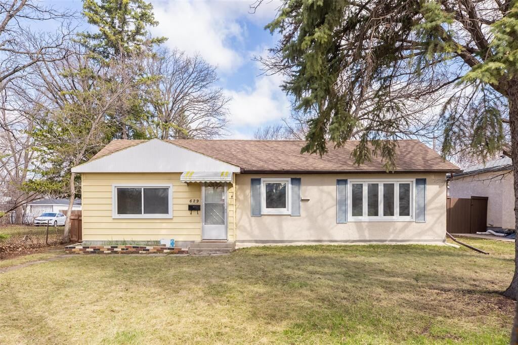 Property Photo:  629 Silverstone Avenue  MB R3T 5W6 