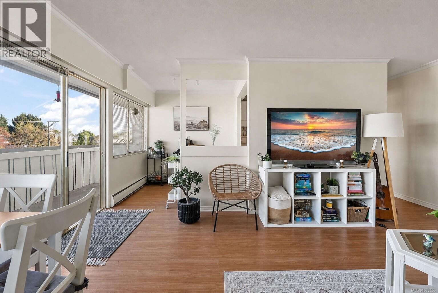 Property Photo: 964 Heywood Avenue 309 BC V8V 2Y5