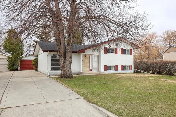 Property Photo:  18 Colonial Court  MB R2C 0S6 