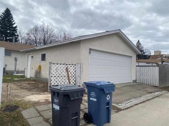 Property Photo:  86 De Jong Crescent  MB R2K 3M1 