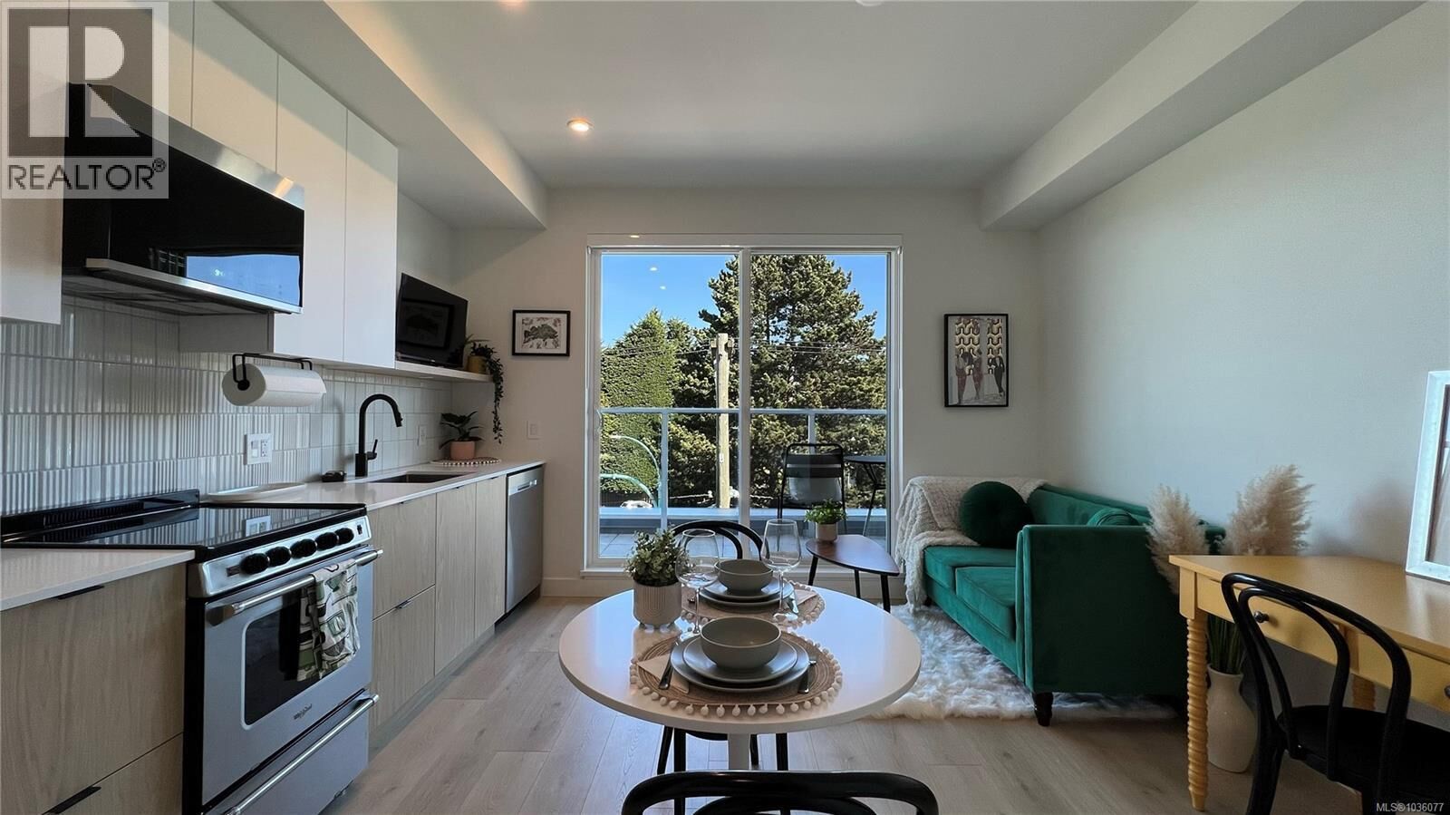 Property Photo: 1301 Hillside Avenue 404 BC V8T 2B3