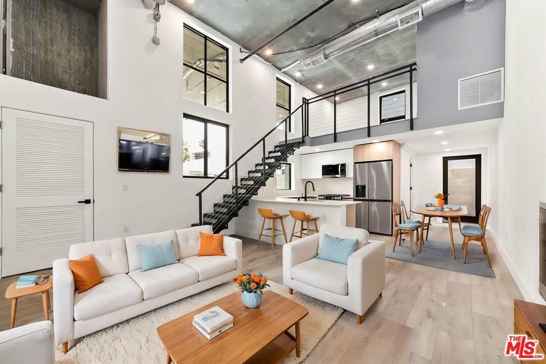 Property Photo:  11013 Hartsook St, Unit 101  CA 91601 