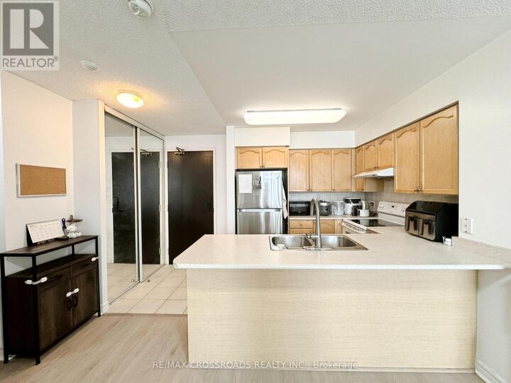 Property Photo:  23 Hollywood Avenue 2803  ON M2N 7L8 