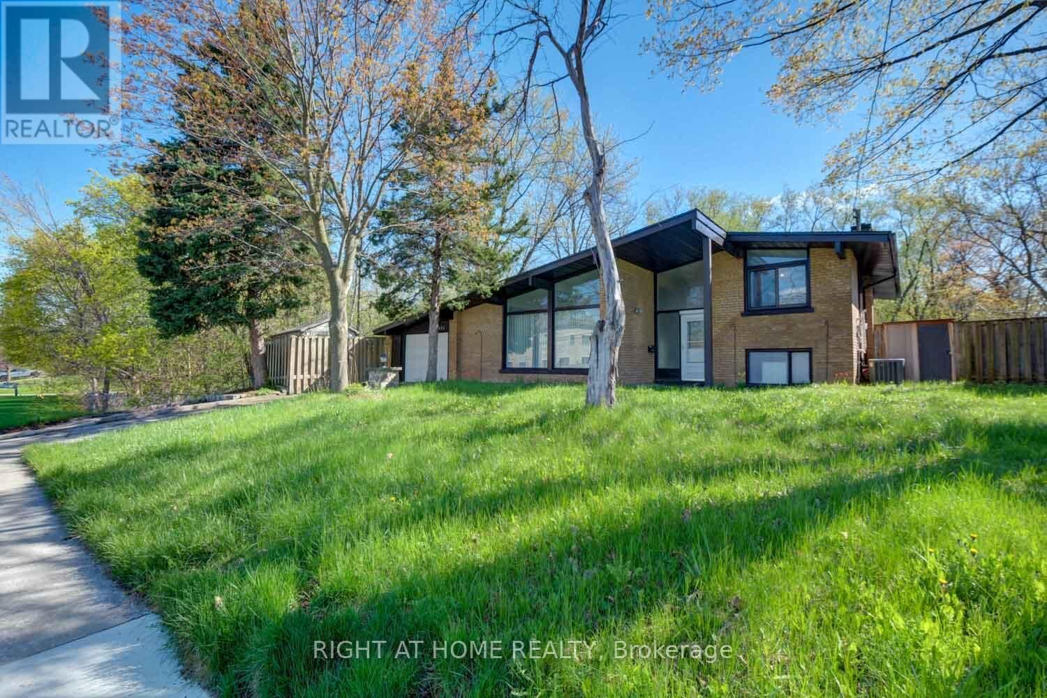 Property Photo:  931 Willowdale Avenue  ON M2M 3C3 