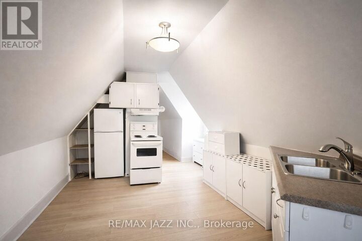 Property Photo:  118 Eastwood Road 3  ON M4L 2C9 