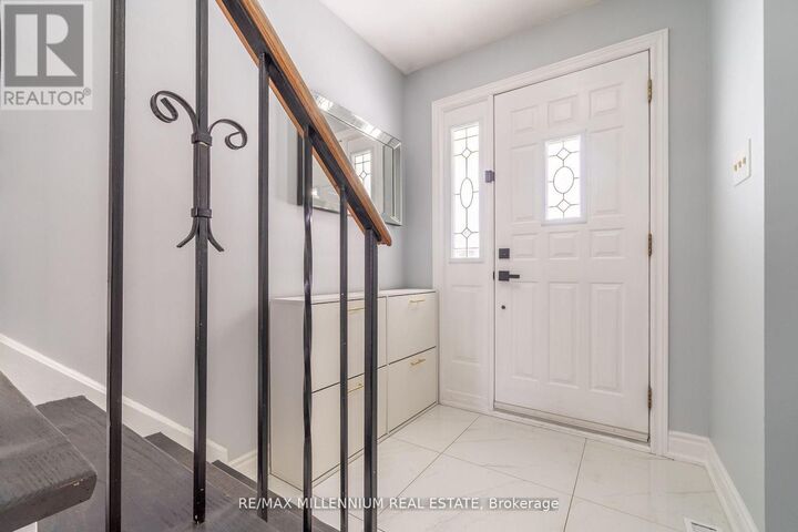 Property Photo:  52 Village Court  ON L6W 1A6 