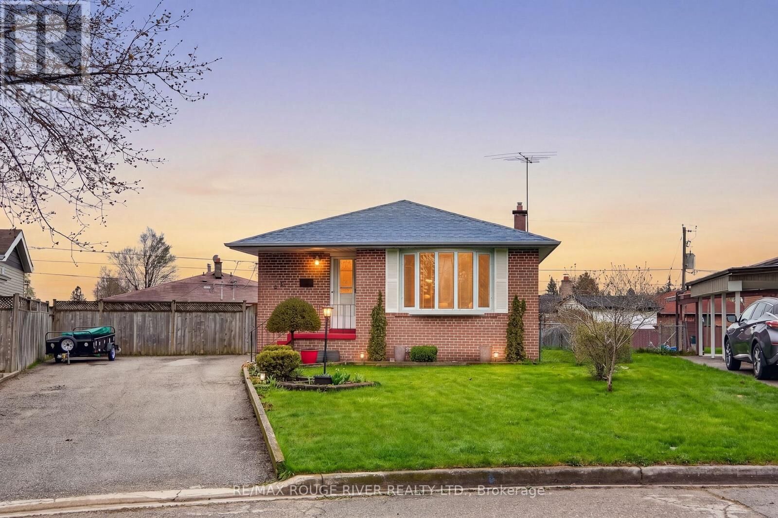Property Photo:  812 Bem Avenue  ON L1W 1X1 