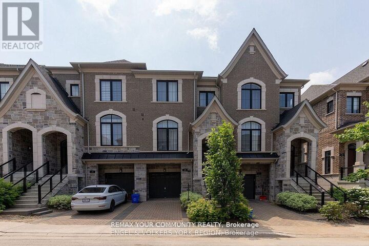 Property Photo:  29 Nardini Lane North  ON L4C 1C2 