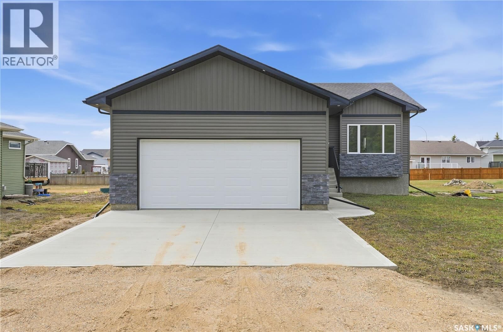 Property Photo:  208 2nd Street S  SK S0K 4R0 