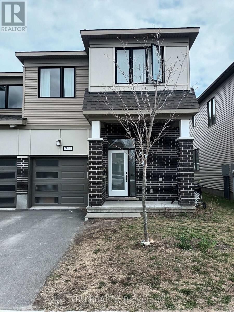 Property Photo:  711 Derreen Avenue  ON K2S 2Z2 