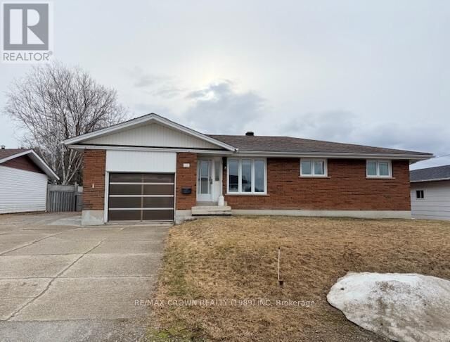 Property Photo: 17 Erickson Avenue ON P5N 2K8