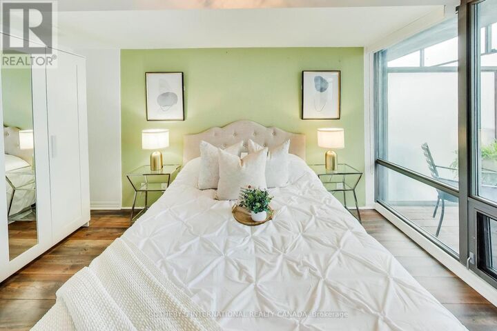 Property Photo:  22 Wellesley Street 2002  ON M4Y 1G3 