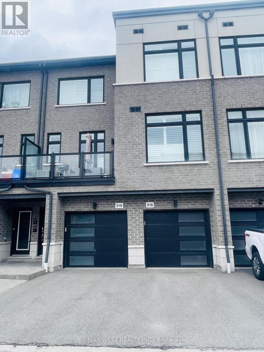 Property Photo:  2550 Castlegate Crossing Drive 216  ON L1X 0G4 