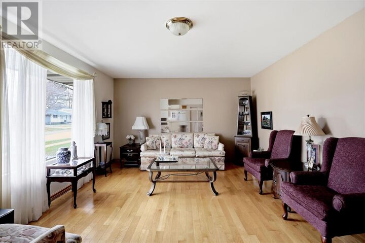 Property Photo:  28 Kerr Dr  ON P6A 5H9 