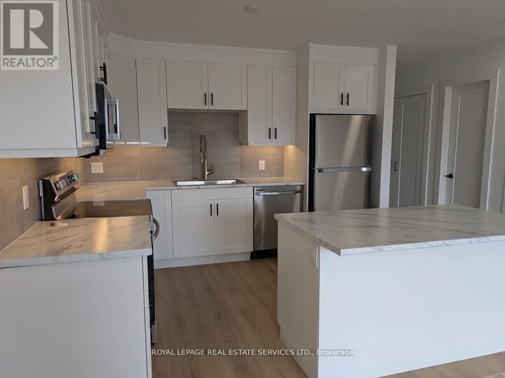 Property Photo:  272 Lakeshore Road East Upper  ON L5G 1H1 