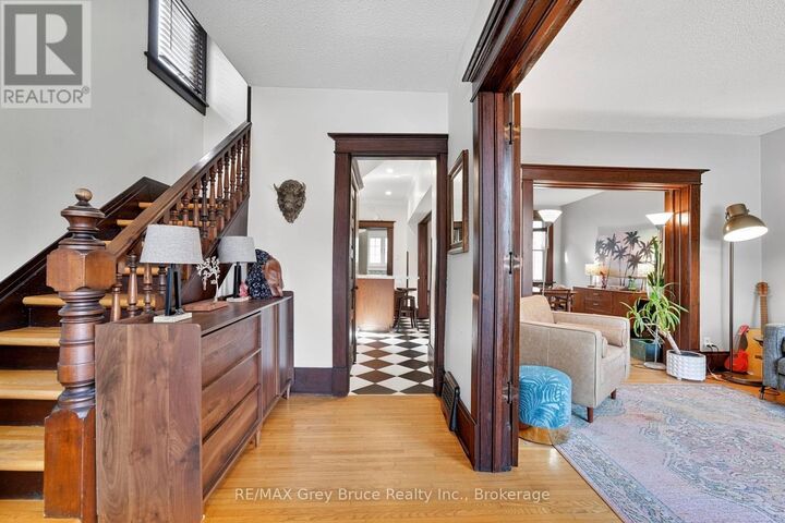 Property Photo:  407 5th Street East  ON N4K 1C9 
