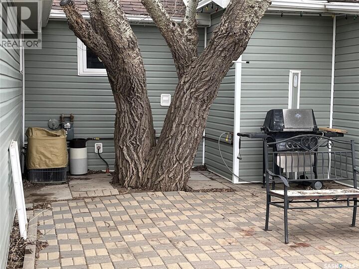 Property Photo:  9 2nd Street E  SK S0H 4K0 