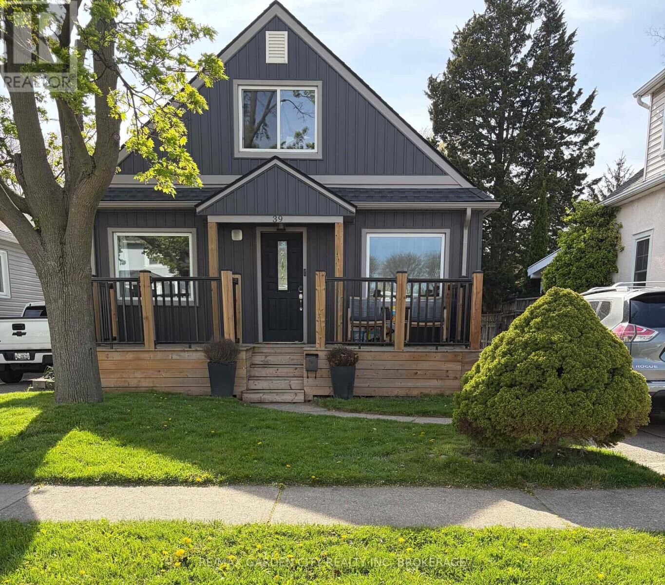 Property Photo:  39 Margery Avenue  ON L2R 6J9 