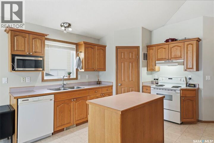 Property Photo:  11 Columbia Drive  SK S7K 1E3 