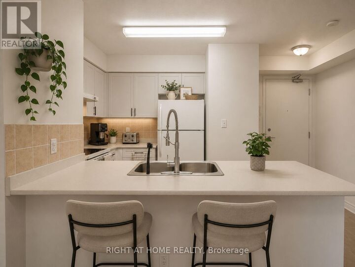 Property Photo:  8 Mondeo Drive 1512  ON M1P 5C7 