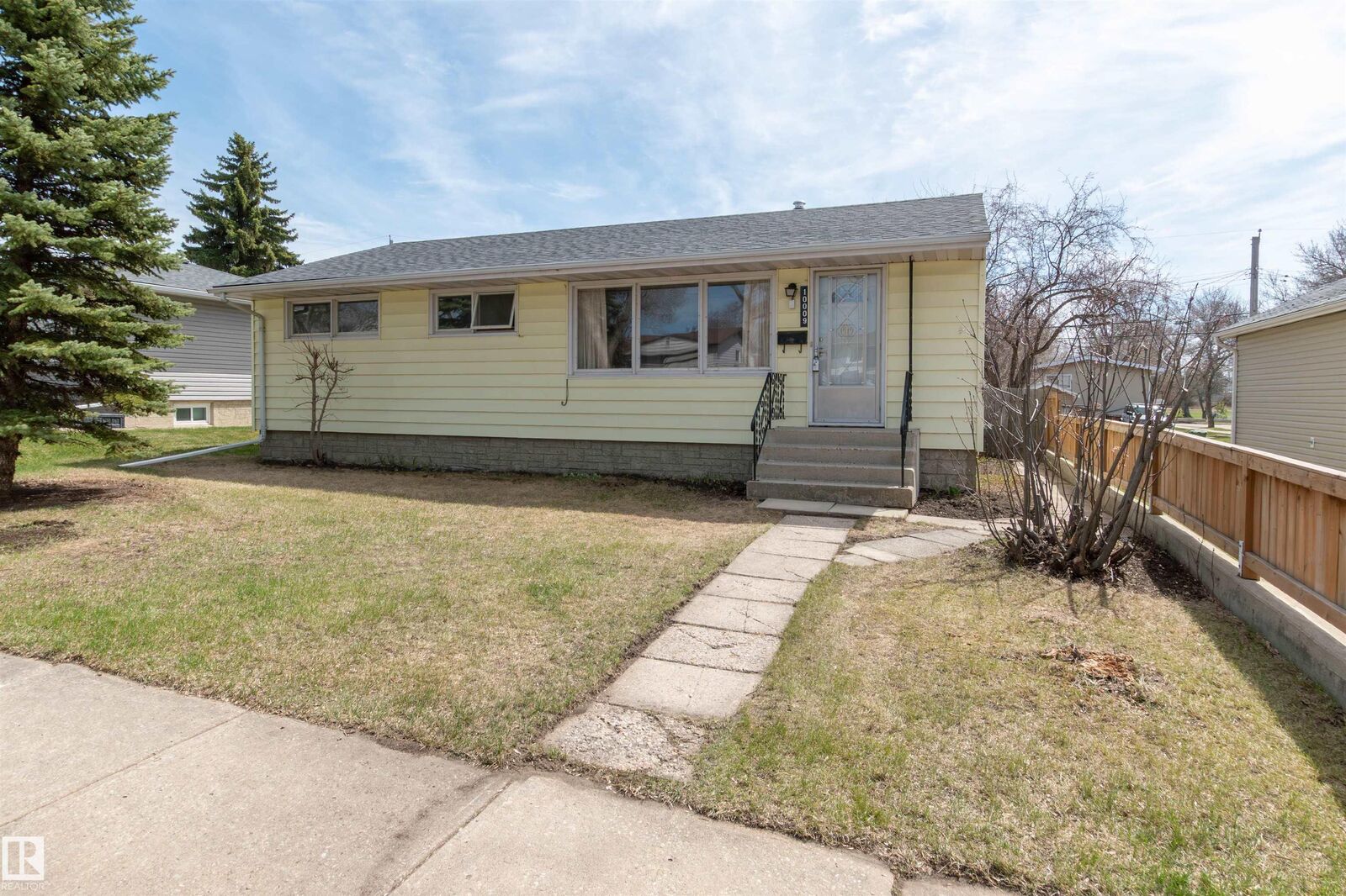Property Photo:  10009 96A Avenue  AB T8L 1P9 