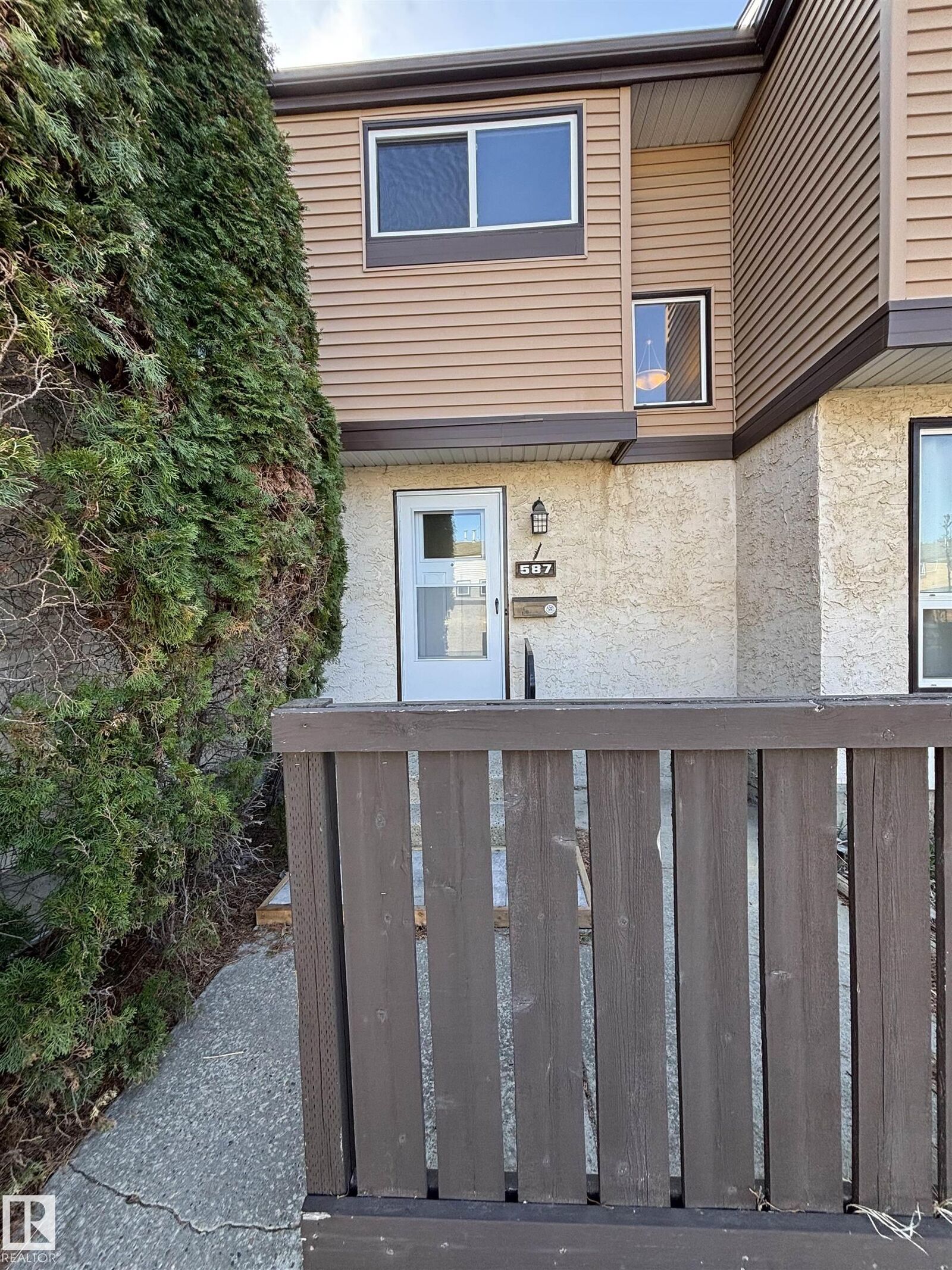 Property Photo:  587 Knottwood Road NW  AB T6K 2V6 