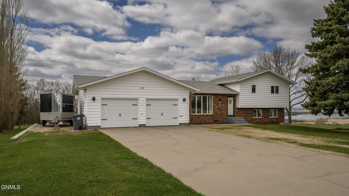 Property Photo:  993 Kelly Drive  ND 58577 