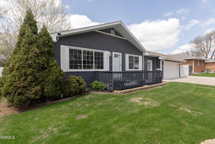 Property Photo:  908 Midway Drive  ND 58501 