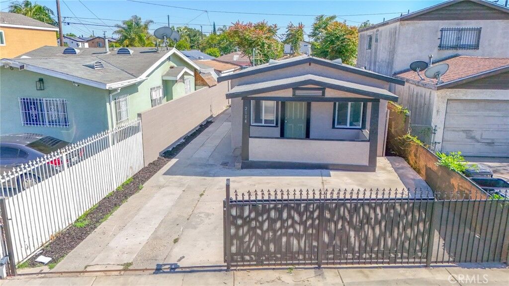Property Photo:  2114 E Knopf  CA 90222 