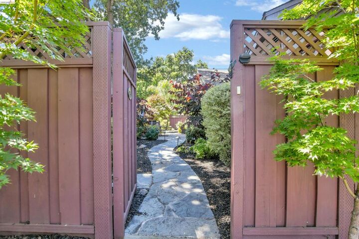 Property Photo:  215 Charter Oak Circle  CA 94597-3156 