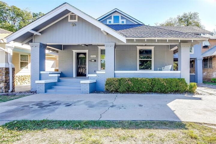 Property Photo: 2921 S Jennings Avenue TX 76110