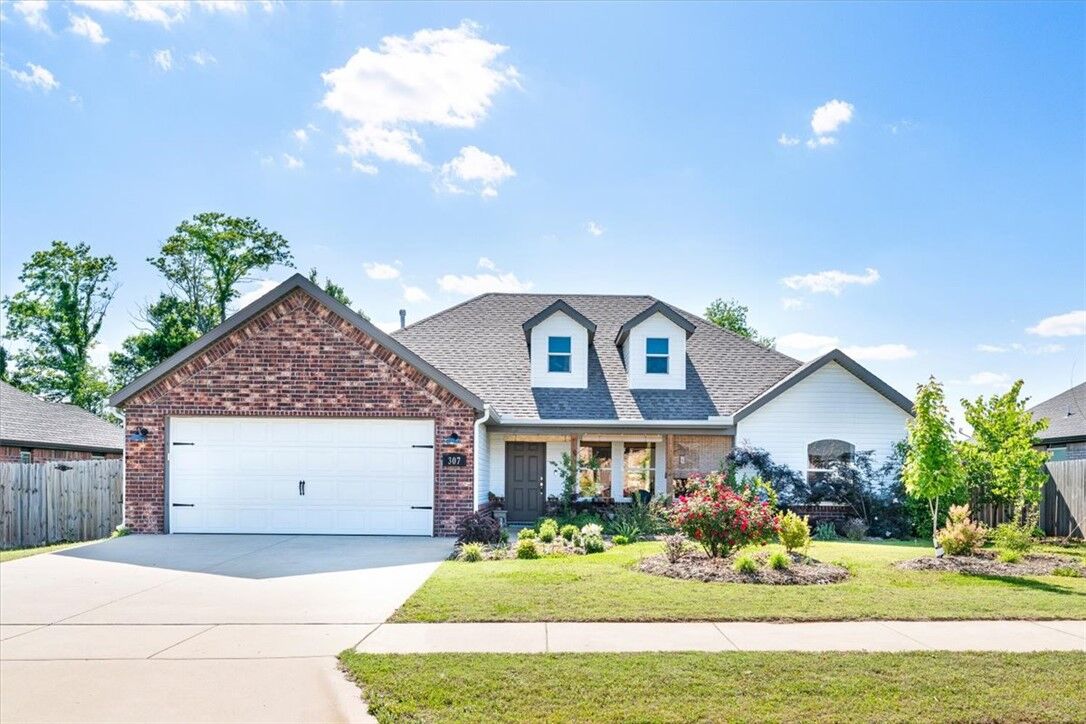 Property Photo:  307 N Tacoma Street  AR 72730 