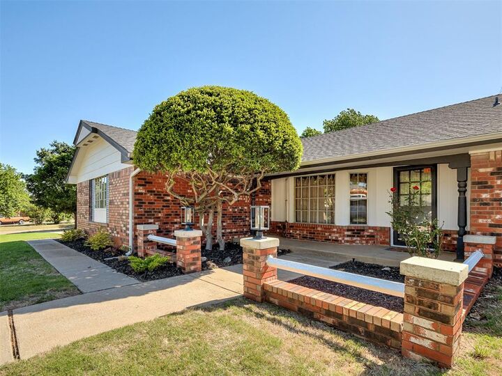 Property Photo:  9216 Sutton Place  OK 73132 