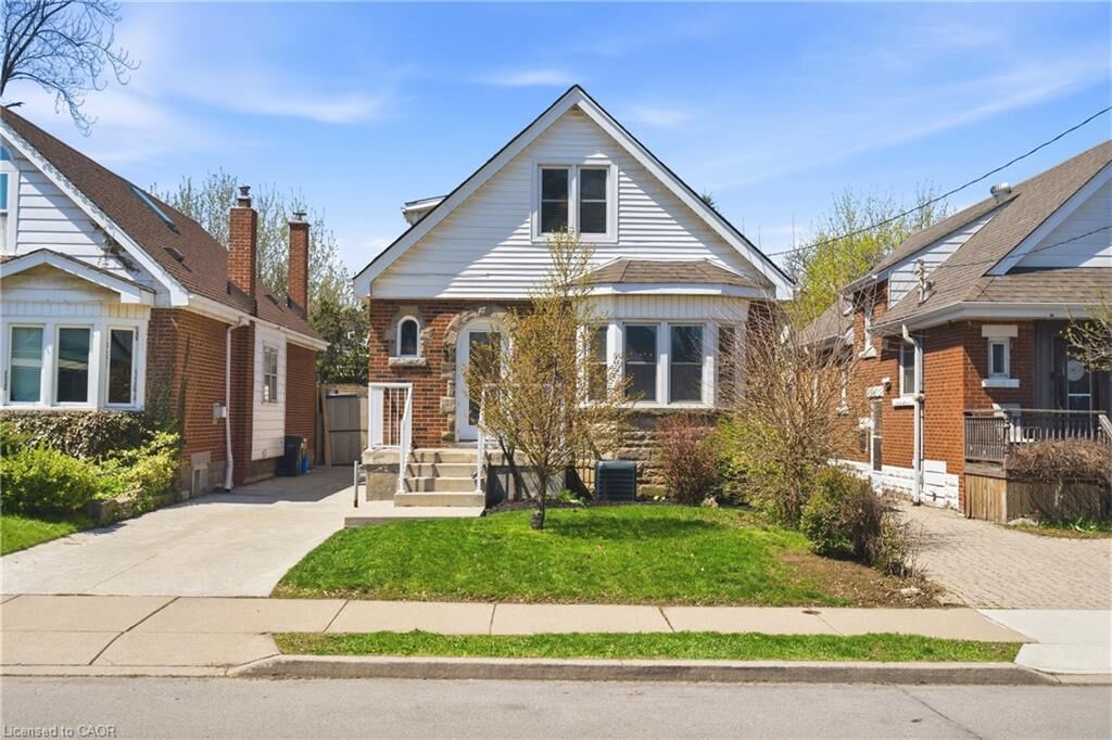 Property Photo:  148 Huxley Avenue S  ON L8K 2R1 