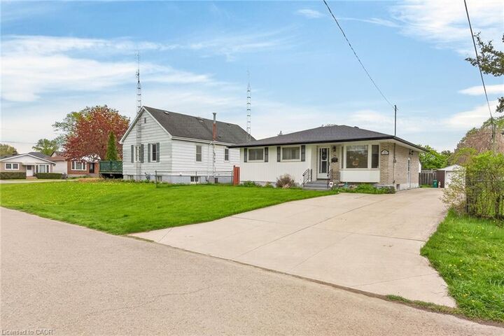 Property Photo:  8 Woodrow Street N  ON L2P 3K1 