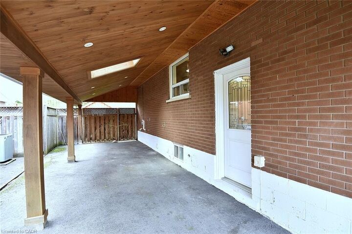 Property Photo:  1338 De Quincy Crescent  ON L7P 1E4 