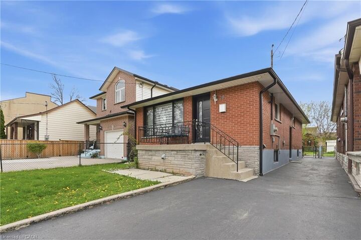 Property Photo:  18 Ferrie Street W  ON L8L 1C5 