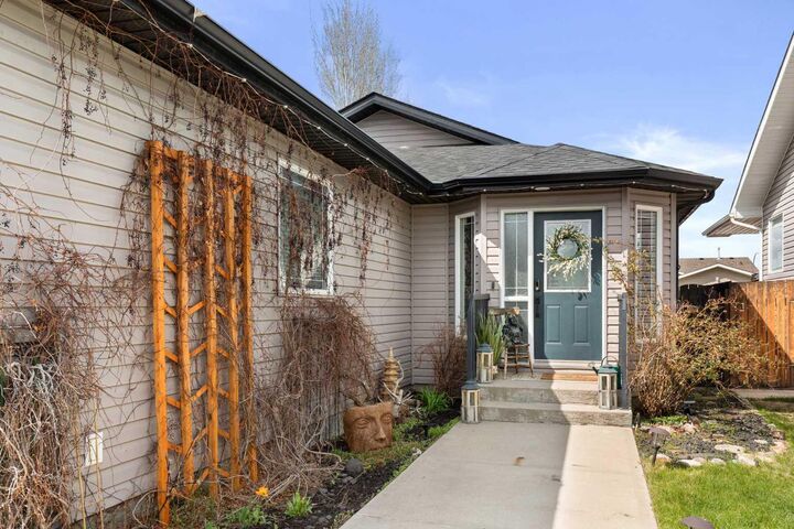 Property Photo:  221 Terrace Drive NE  AB T1C 2B6 