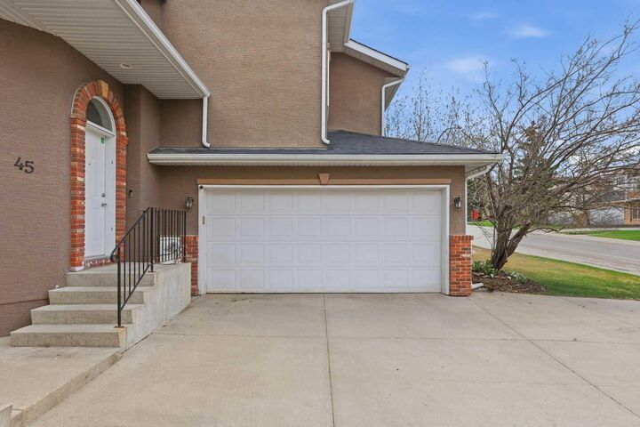 Property Photo:  45 Patterson Hill SW  AB T3H 2E6 