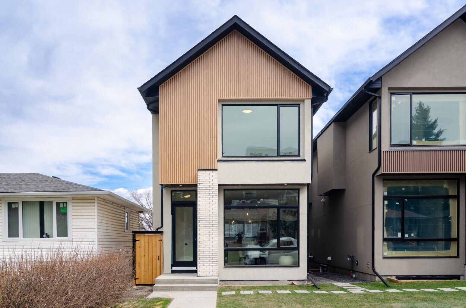 Property Photo:  2026 36 Street SW  AB T3E 2Z1 