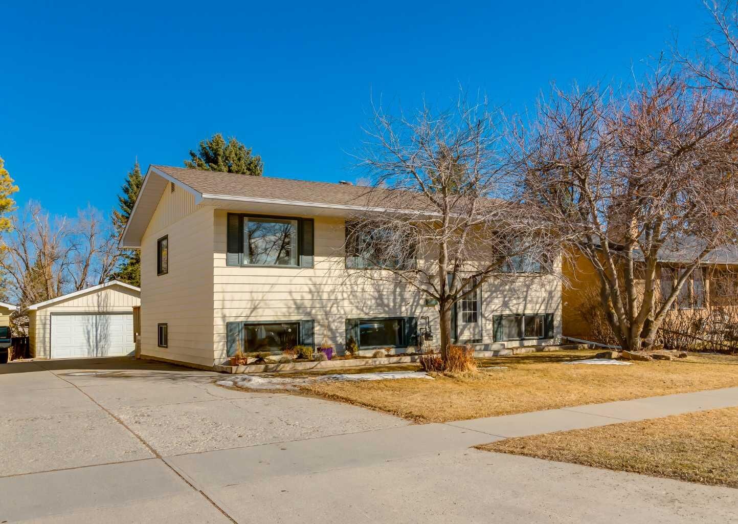 Property Photo:  10012 Oakfield Drive SW  AB T2V 4B4 