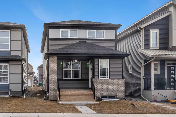 Property Photo:  521 Chinook Winds Gardens SW  AB T4B 5J6 