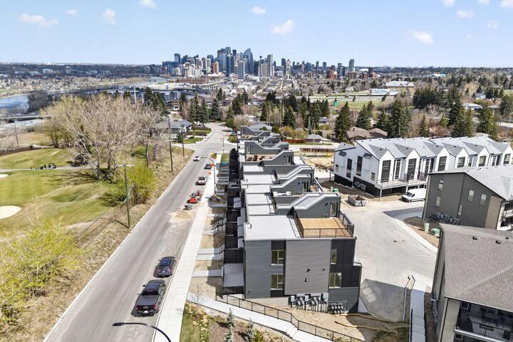 Property Photo:  2537 Sovereign Crescent SW  AB T3C 3Y3 