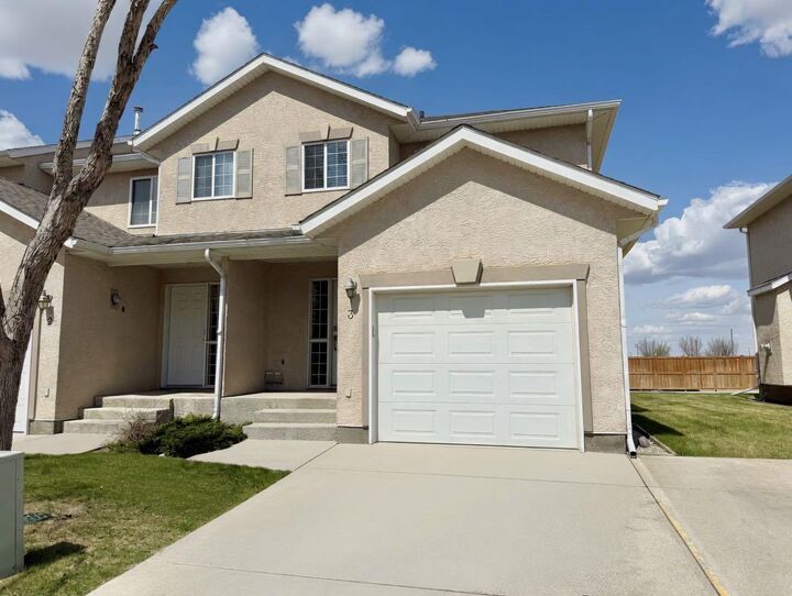Property Photo:  545 Highlands Boulevard W 3  AB T1J 4V2 