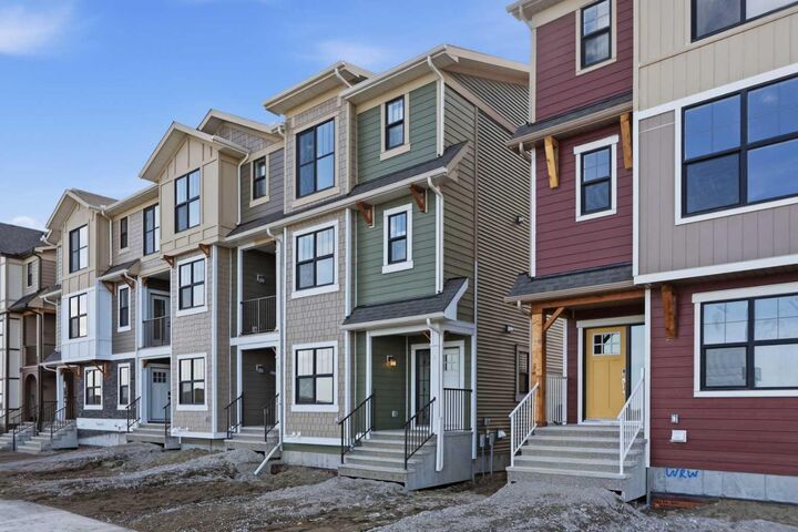 Property Photo:  21 Wild Rose Way SE  AB T3M 4A2 